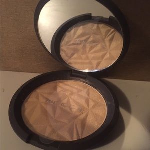 Becca 'Champagne Gold' highlight. Open box